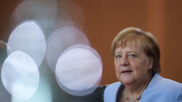 421524_merkelova 676x451.jpg