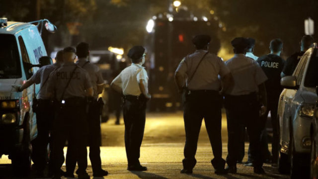 421577_philadelphia_gunman_standoff_10003 cb842b22c2584de29069e39ab92a928f 676x451.jpg