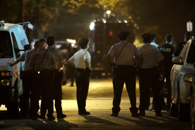 421577_philadelphia_gunman_standoff_10003 cb842b22c2584de29069e39ab92a928f 676x451.jpg