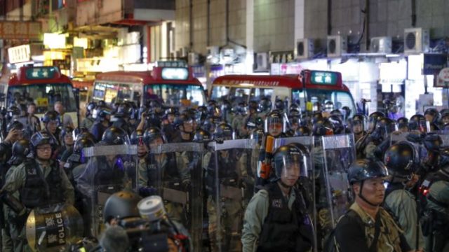 421798_policia protest hongkong 676x448.jpg