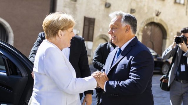 421913_angela merkelova viktor orban 676x451.jpg