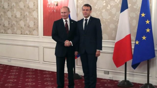 421929_emmanuel macron vladimir putin 676x475.jpg