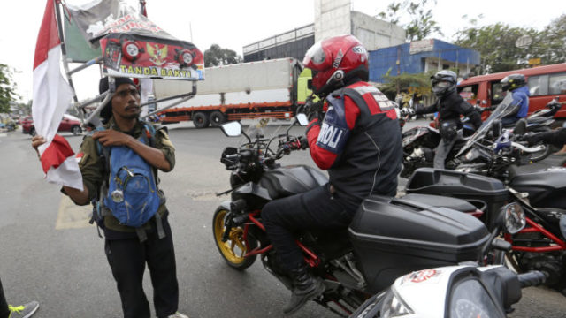 422217_indonesia_backward_walk_09941 017742fc15554125ae99d3fa1d4dfc16 676x479.jpg