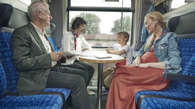 422515_cestujte vlakom na oslavy snp vyhodne 676x451.jpg