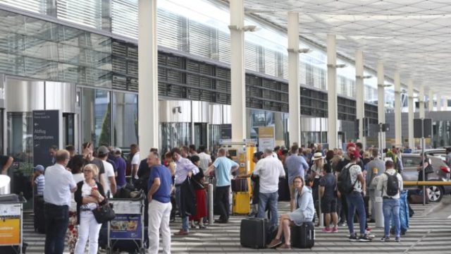 422624_germany_munich_airport_disruption_04994 3ef623bb73824833b94a7d1769ddbb68 676x451.jpg