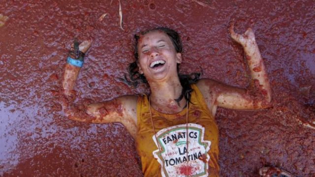 422751_spain_tomato_fight_84507 c92ba7392dd04d10a425abf158d82468 676x432.jpg
