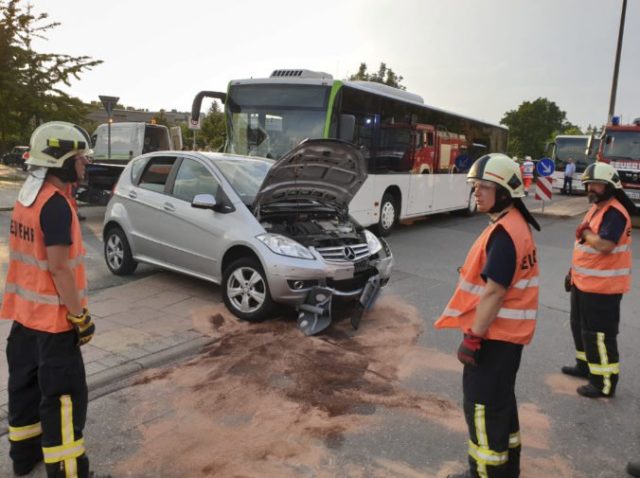 422757_germany_bus_accident_68222 7cce7398da4b488987323977db2f21fe 676x505.jpg
