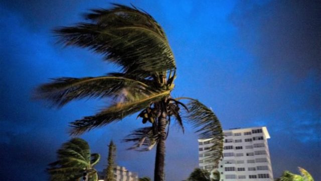 423036_bahamas_tropical_weather_83813 da7d9b54f9fd4c0fa28f3a4e75aafaaf 676x450.jpg
