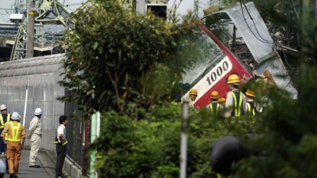 423325_japan_train_crash_31412 b21d34f4ee07471f8d3e32516a5ee324 676x451.jpg