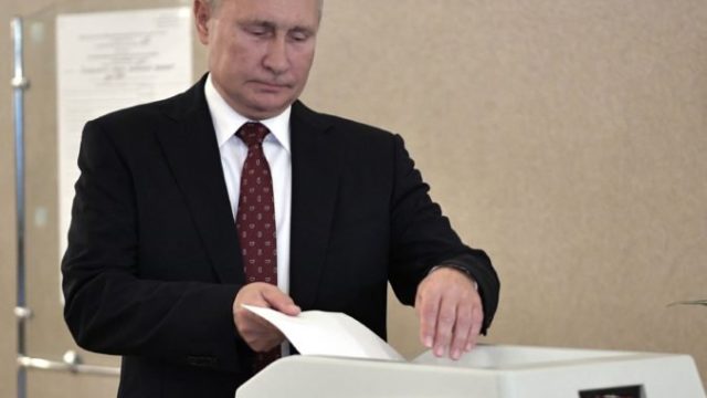 423580_vladimir putin komunalne volby rusko 676x528.jpg