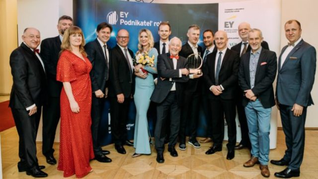 423734_ey podnikatel roka_porota 676x451.jpg