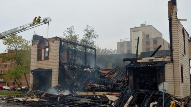 424095_synagogue_fire_92521 e2da736f49fd4b86948312878b557e5a 676x507.jpg