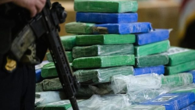 424122_huge_cocaine_seizure_12389 f8add89a5f644a2a8881648d256a7bfb 676x451.jpg