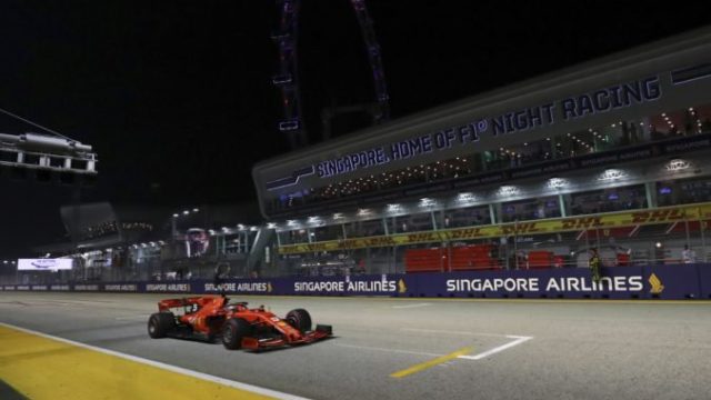 424857_sebastian vettel f1 velka cena singapuru marina bay 676x451.jpg