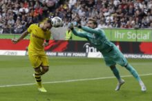 424877_paco alcacer kevin trapp borussia dortmund eintracht frankfurt bundesliga 676x450.jpg