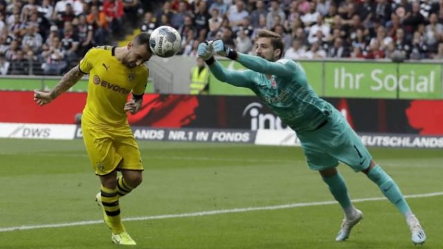 424877_paco alcacer kevin trapp borussia dortmund eintracht frankfurt bundesliga 676x450.jpg