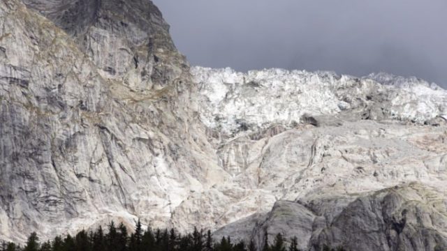 425243_italy_melting_glacier_73749 8a7c643ca7184079984ebad660a61783 676x451.jpg