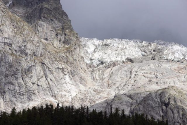 425243_italy_melting_glacier_73749 8a7c643ca7184079984ebad660a61783 676x451.jpg