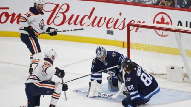 425265_tomas jurco connor hellebuyck nhl edmonton oilers winnipeg jets 676x451.jpg