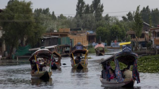 426289_india_kashmir_tourists_72763 c08c3c9e82c5416986f2f2f2255bc3f8 676x451.jpg