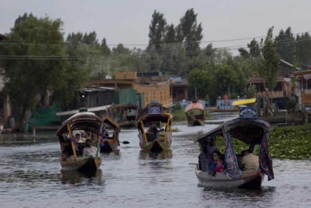 426289_india_kashmir_tourists_72763 c08c3c9e82c5416986f2f2f2255bc3f8 676x451.jpg