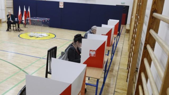 426664_parlamentne volby v polsku volebna miestnost varsava 676x523.jpg