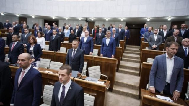 426875_narodna rada sr poslanci minuta ticha 676x451.jpg