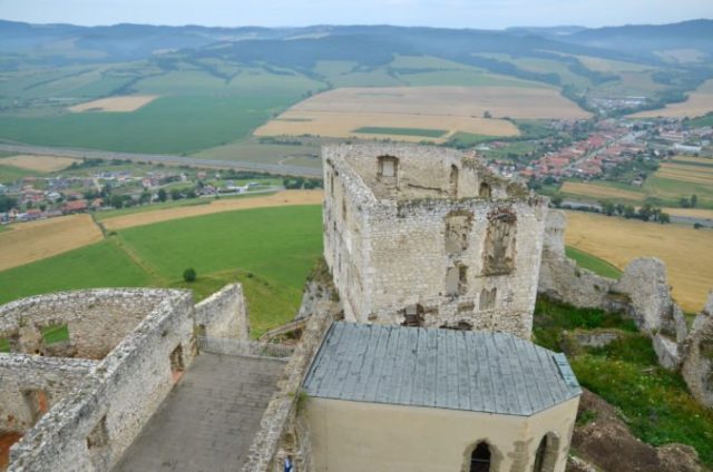 427308_hrad 676x448.jpg