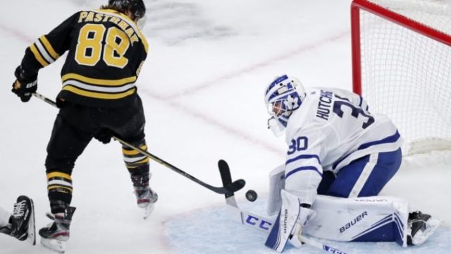 427480_david pastrnak michael hutchinson nhl boston bruins toronto maple leafs 676x451.jpg