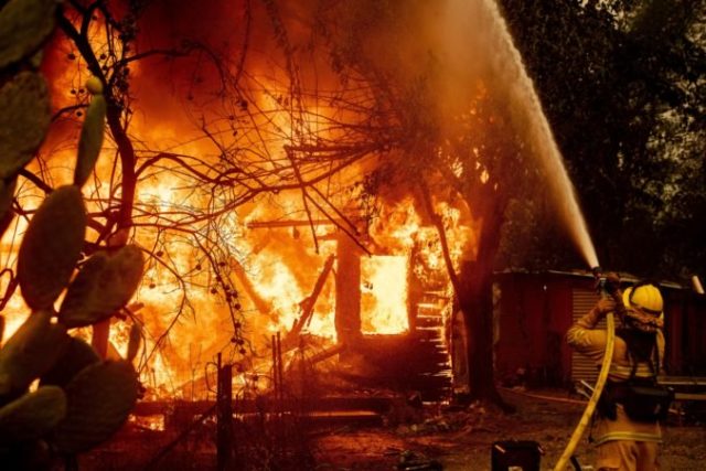 427701_aptopix_california_wildfires_blackout_89424 5ab26f21ee00490280310dac6b184aed 676x451.jpg
