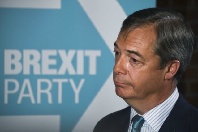 428314_nigel farage strana brexit 676x451.jpg