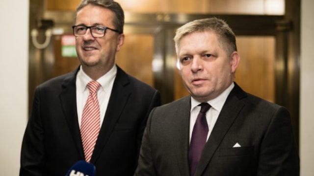 428591_martin glvac robert fico 676x451.jpg