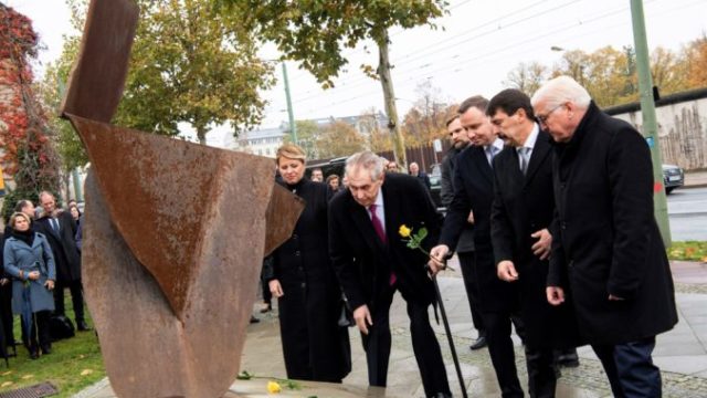 428917_germany_berlin_wall_anniversary_00183 799c50dcfbe04df5827e1be75160146b 676x451.jpg