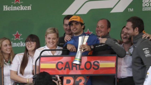 429559_carlos sainz mclaren f1 velka cena brazilie 676x451.jpg