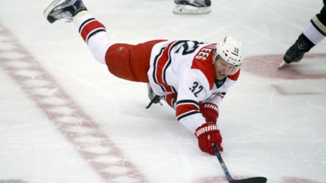 429756_kris versteeg nhl carolina hurricanes 676x451.jpg