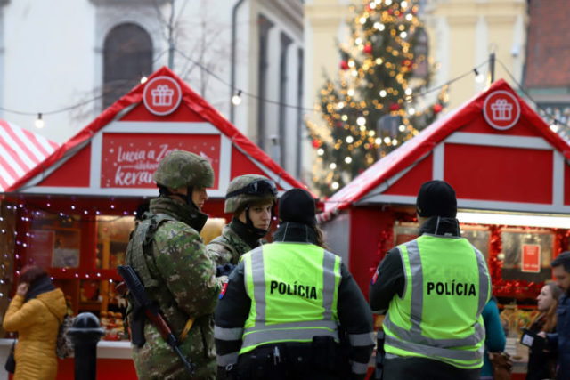 430322_vianocne trhy bezpecnost vojsko policia mo sr 676x451.jpg
