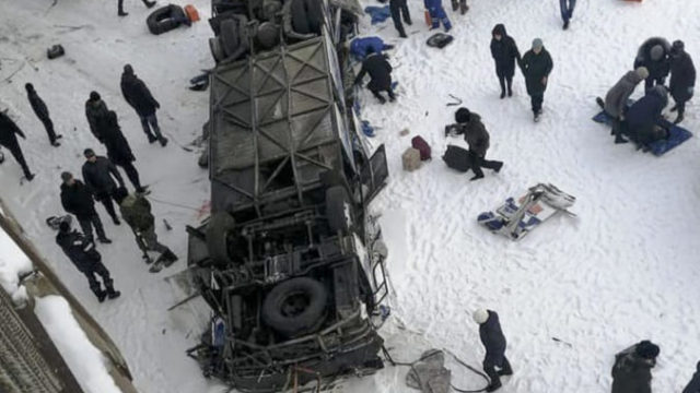 430604_russia_bus_crash_33421 5f233be90fea45039417208b87b7c004 676x657.jpg