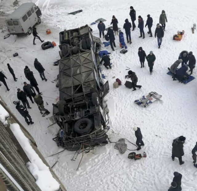 430604_russia_bus_crash_33421 5f233be90fea45039417208b87b7c004 676x657.jpg