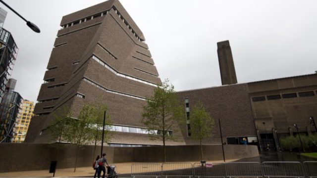 431003_britain_tate_boy_thrown_41826 4f223ebd5ab5465297ca40d8bdf0c7a7 676x451.jpg
