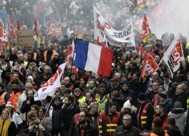 431794_france_strikes_68680 ad41daa1ac614c94ad1469e21a2693de 676x487.jpg