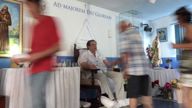431947_brazil_spiritual_healer_00694 1848ecfdd6c54d2d995fa1ed816c5268 676x451.jpg