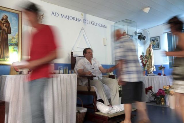 431947_brazil_spiritual_healer_00694 1848ecfdd6c54d2d995fa1ed816c5268 676x451.jpg