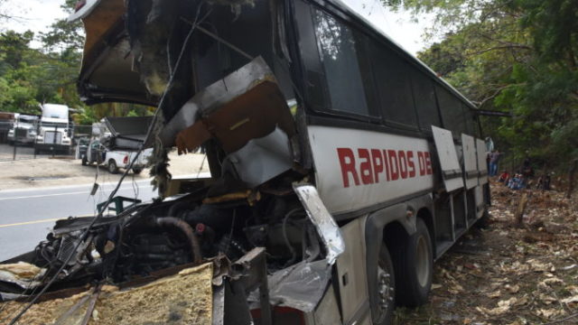 432085_guatemala_bus_crash_68192 2a417f881f0e4637b3ef570efc885cfe 676x452.jpg
