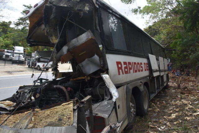 432085_guatemala_bus_crash_68192 2a417f881f0e4637b3ef570efc885cfe 676x452.jpg
