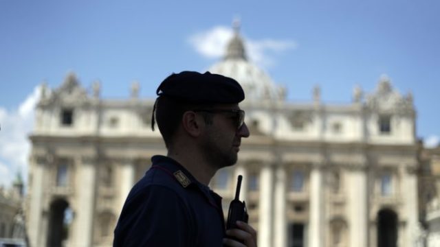 432235_vatikan policia 676x451.jpg