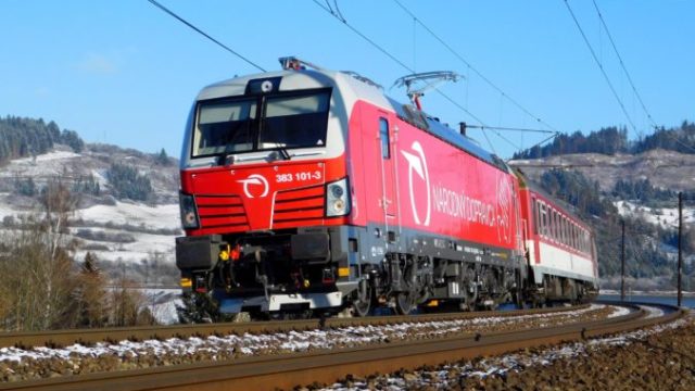 432508_medzi bratislavou a kosicami tahaju vlaky aj moderne lokomotivy siemens vectron. foto martin grendel 676x472.jpg