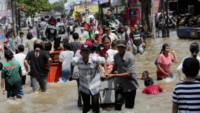 432641_indonesia_floods_72568 4d80ad0389744f74969b82fd8cf1071a 676x451.jpg