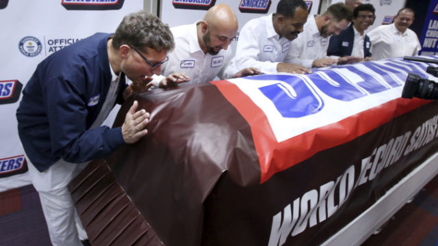 433596_giant_candy_bar_77495 55f17c0c616746949004f1f7804d1fe0 676x470.jpg