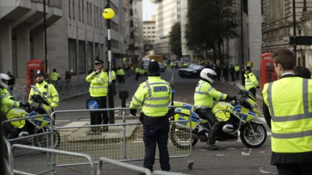 433710_policia londyn 676x443.jpg