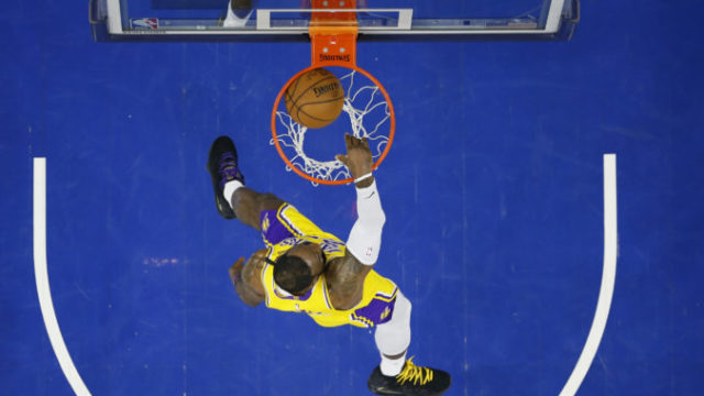 434082_lakers_76ers_basketball_11354 565096f021a9468f99e9a8b0cdc90514 676x450.jpg